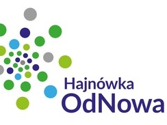 Logo na białym tle. Z lewej strony kropki w różnych odcieniach zieleni, niebieskiego i szarego. Na dole po prawej stronie niebieski napis: Hajnówka OdNowa.