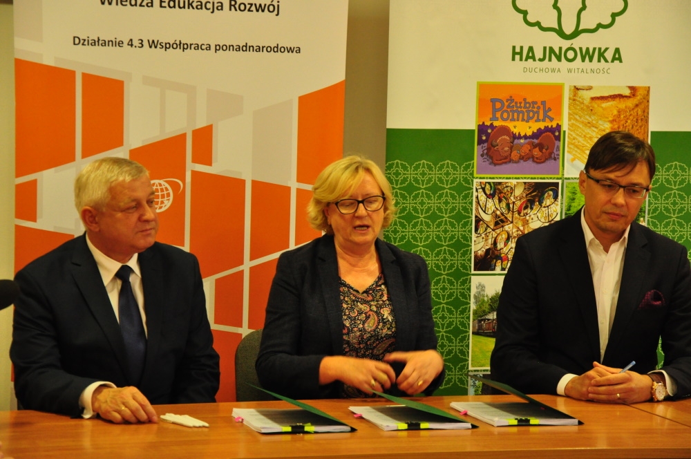 Podpisanie umów przez organizacje i samorządy