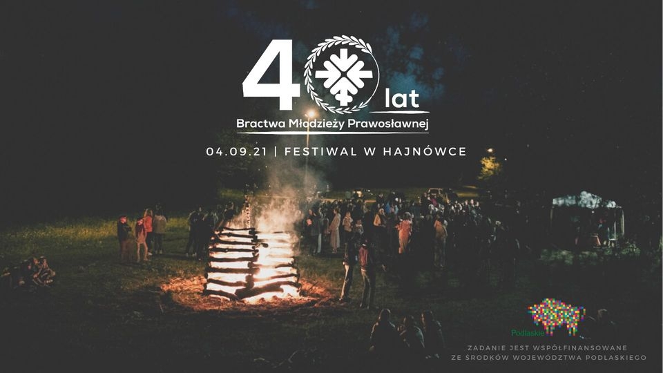 zdjęcie w nocnej scenerii; w centrum palące się ognisko, wokół niego grupa młodzieży 