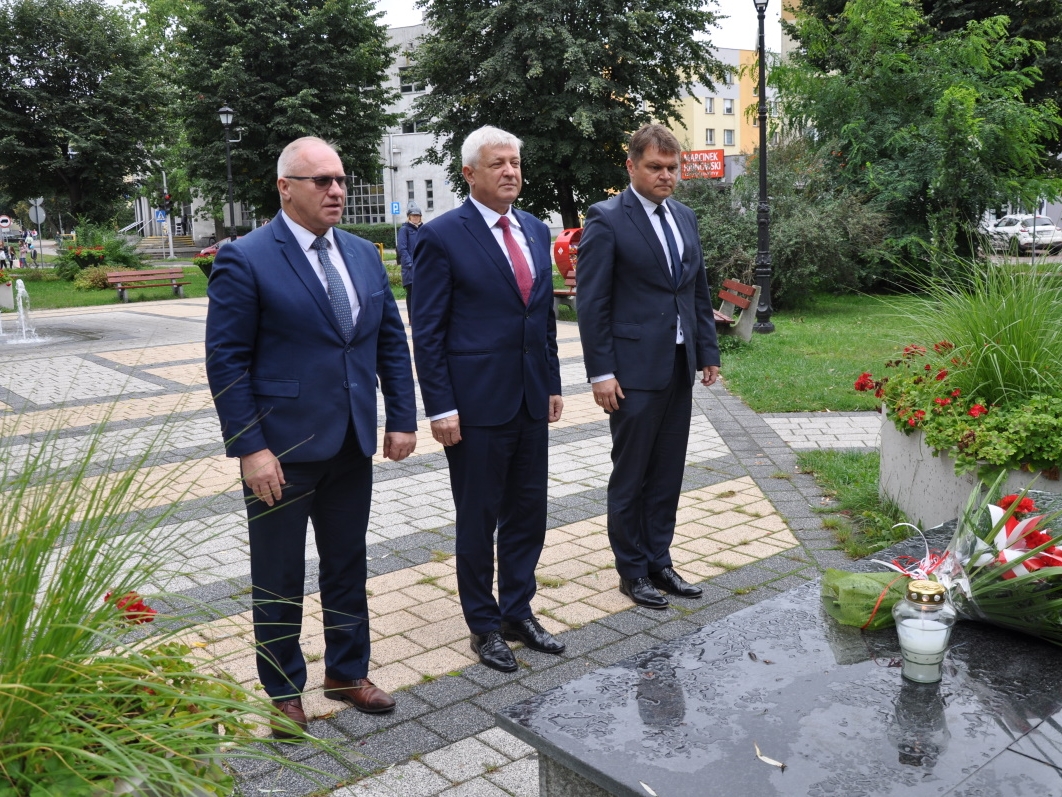 Delegacja samorządowców oddaje hołd poległym podczas II Wojny Światowej