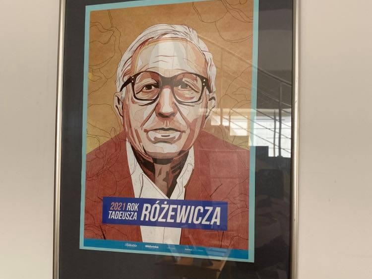 portret mężczyzny w okularach