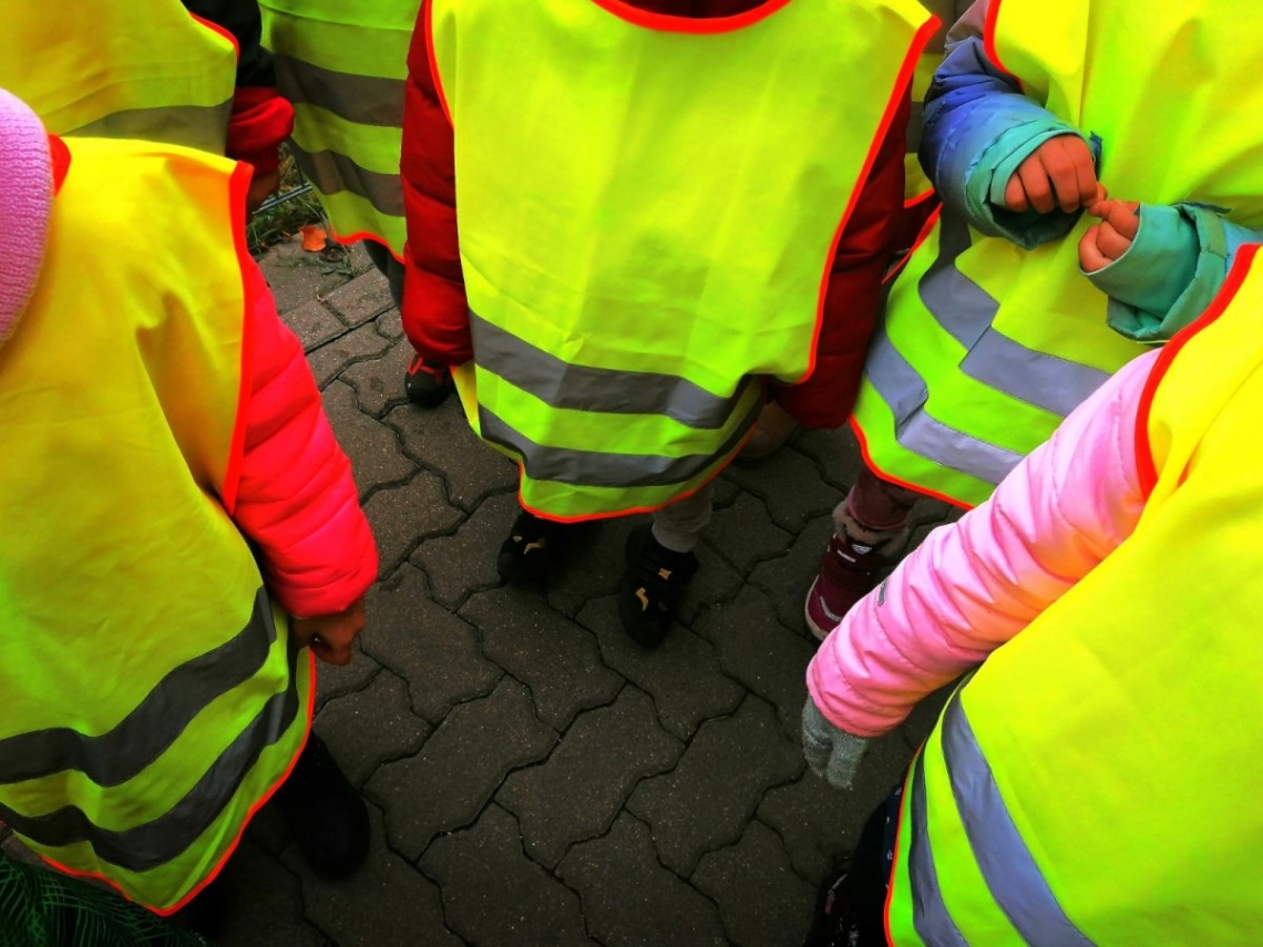 Zbliżenie na odblaskowe koszulki noszone przez dzieci.