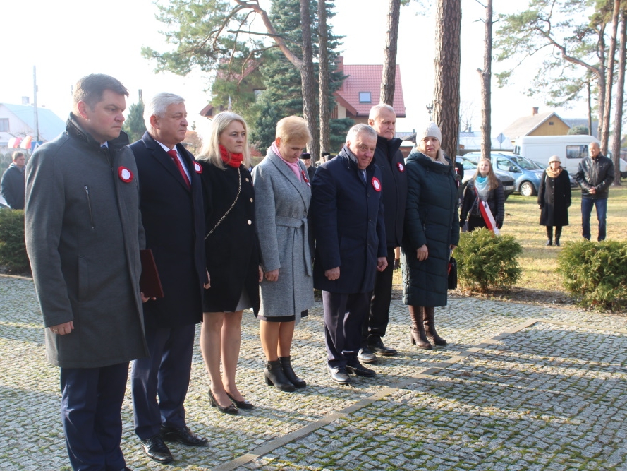 Delegacja samorządowców, kobiety i mężczyźnie stoją ustawieni w rzędzie