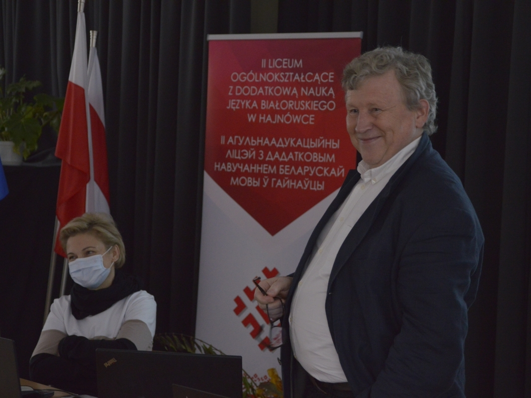 Dwie osoby na zdjęciu. Jedna przemaiwa.