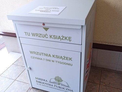 szafka na wrzucanie książe z napisami tu wrzuć książkę