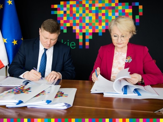 Dwie osoby podpisują umowę