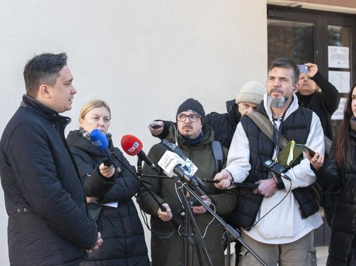 grupa dziennikarzy przeprowadza wywiad Rzecznikiem Praw Obywatelskich na zewnątrz budynku