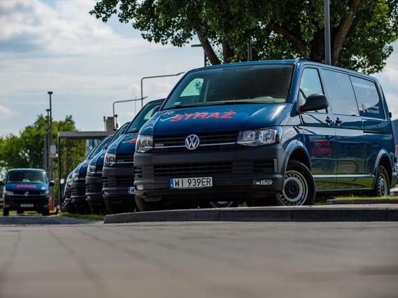 Samochód stojący na parkingu z napisem STRAŻ