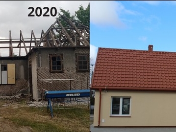 Kolaż zdjęć prezentujący efekty przebudowy: od lewej 2020 r. odrapany budynek bez dachu, zarośnięty plac - budynek w trakcie prac, po prawej: rok 2022 nowy dach, nowy tynk, wysprzątany plac wokół