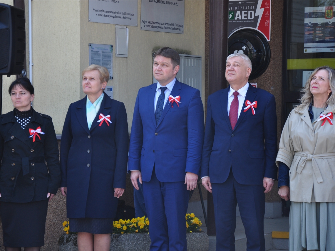 pięciu przedstawicieli samorżadu miasta Hajnowka, powiatu hajnowskiego, gminy Hajnówka, obserwujący wciąganie flagi na maszt