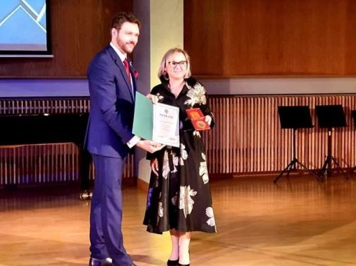 Zdjęcie przedstawia moment wręczenia nagrody na uroczystej Gali Plebiscytu Edukacyjnego 2021 Kuriera Porannego i Gazety Współczesnej w Białymstoku