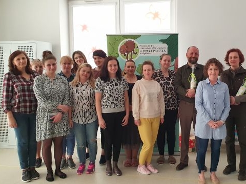 Zdjęcie prezentuje grupę osób: kadrę pedagogiczną przedszkola oraz pracowników Nadleśnictwa Hajnówka.