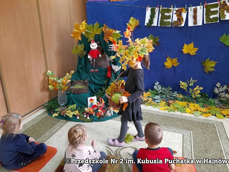 Dzieci podczas przestawienia teatralnego.