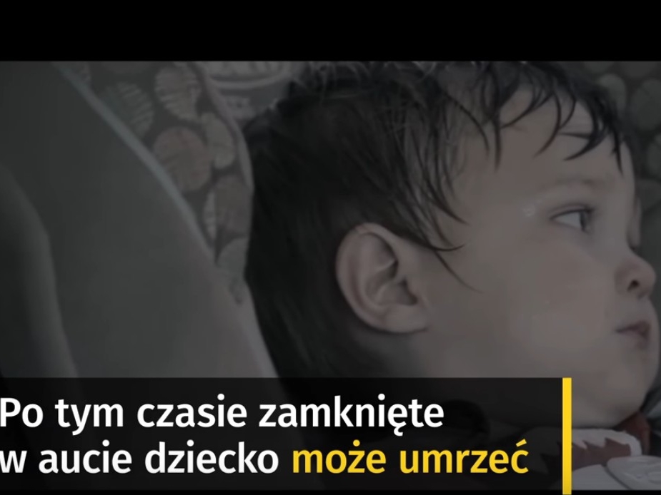 dziecko w samochodzie oraz napis" Po tym czasie zamkniete w aucie dziecko moze umrzeć.