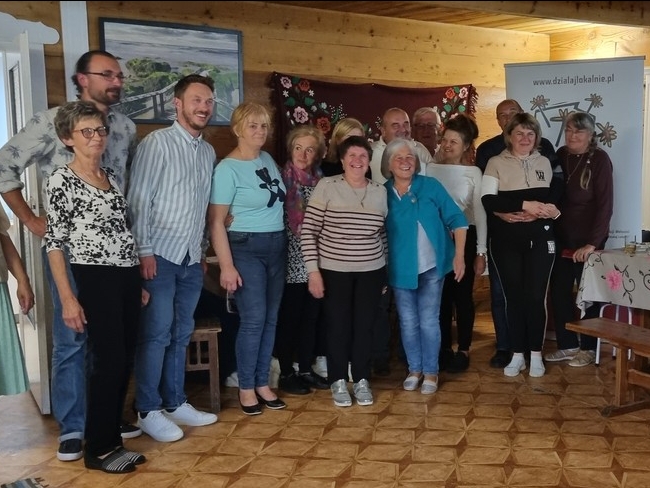 Grupa osób pozuje do wspólnego zdjęcia