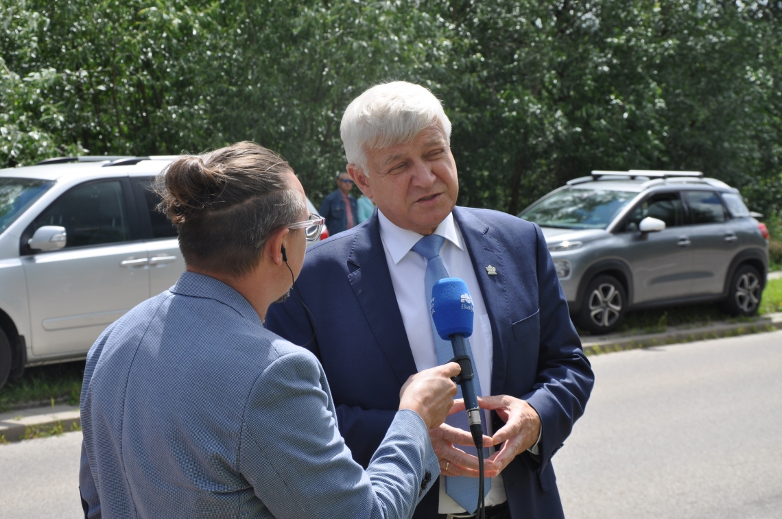 Burmistrz Miasta udziela wywiadu dla radia, obok niego stoi mężczyzna z mikrofonem w ręku