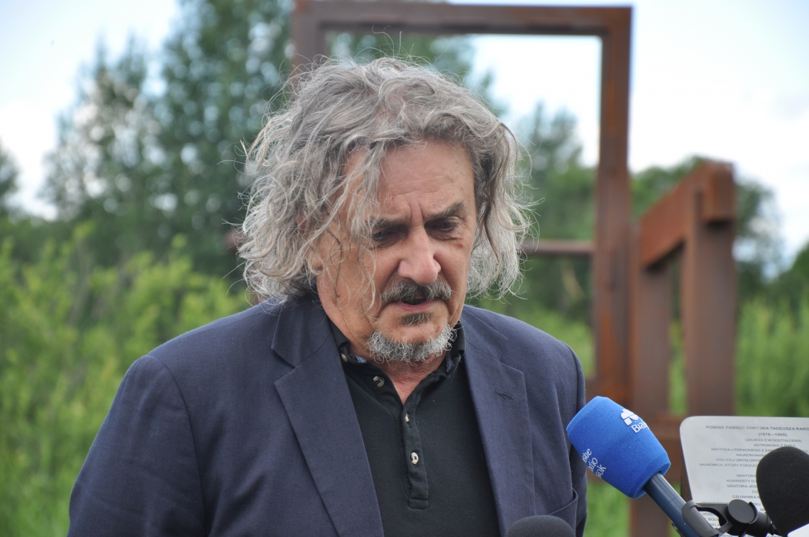 mężczyzna udzielający wywiadu dla radia