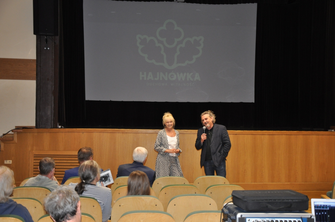 wypowiedź autora rzeźby przed gośćmi, obok niego stoi kobieta