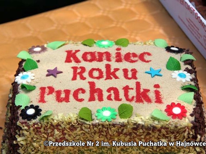 prostokątny tort z napisem: Koniec Roku Puchatki