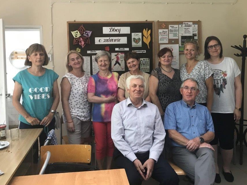 grupa osób pozuje do zdjęcia