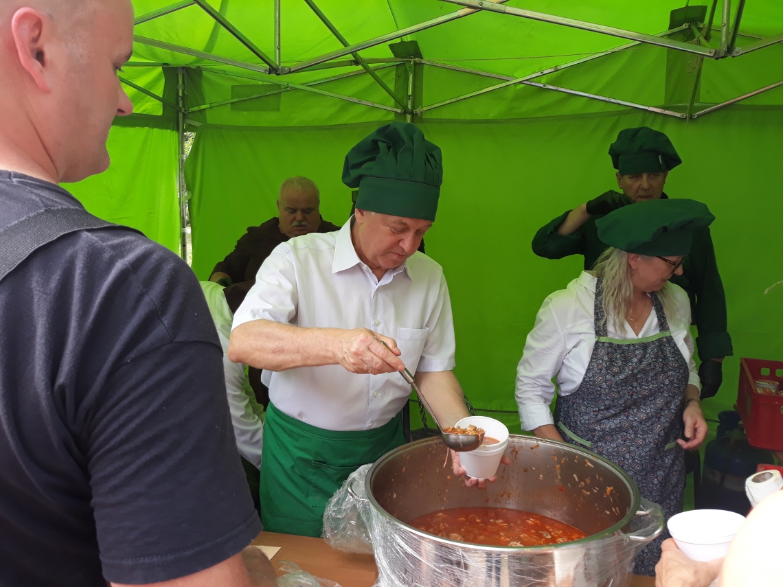 Burmistrz rozdaje zupę dla chetnych