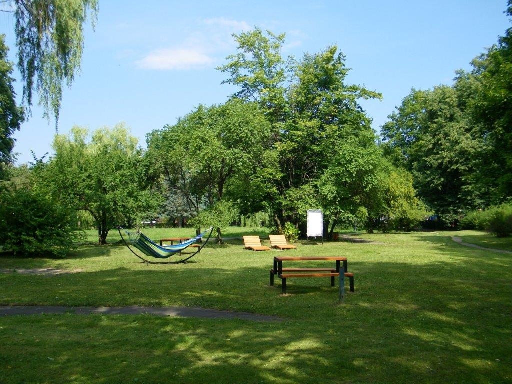 Park Miesjki, na zdjęciu widać hamak, leżaki i ławki.