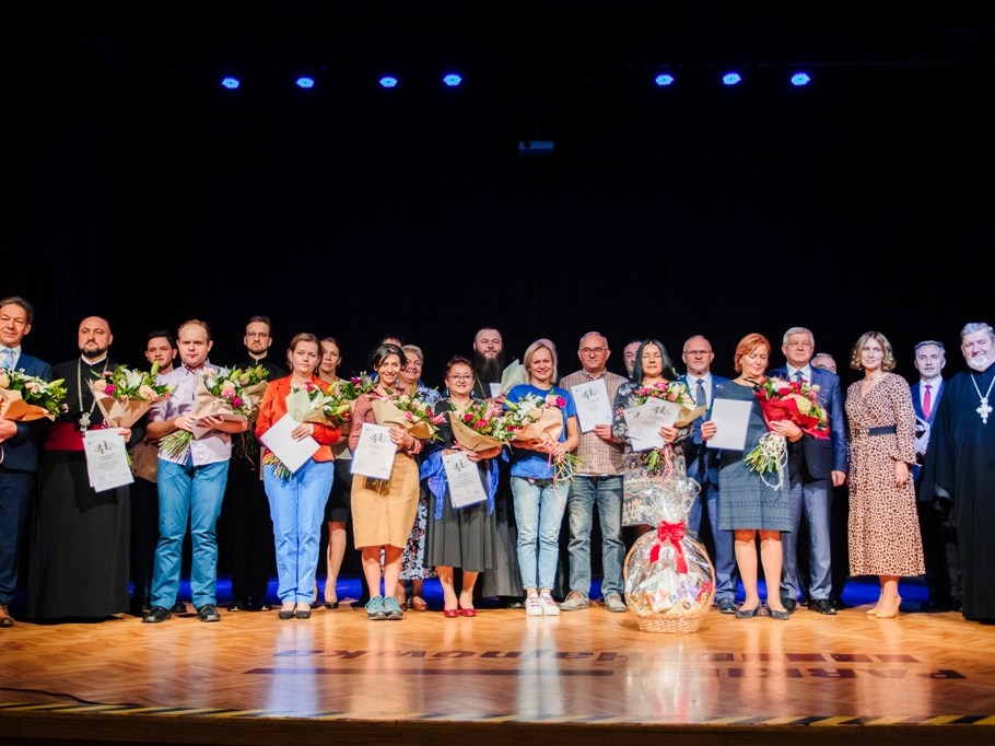 zdjęcie grupowe laureatów festiwalu
