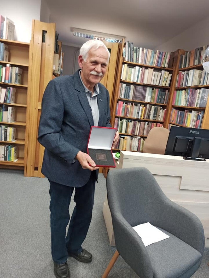 Ryszar Pater z medalem okolicznościowym