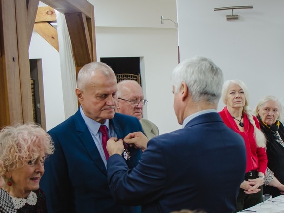 Mężczyzna przypina odnazczenie
