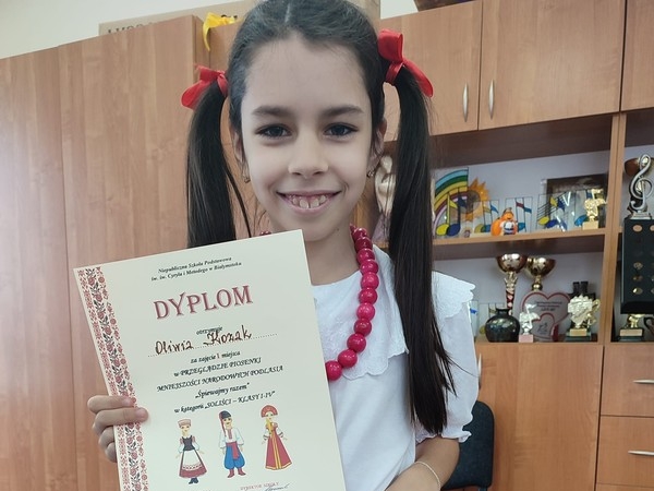dziewczynka z dyplomem