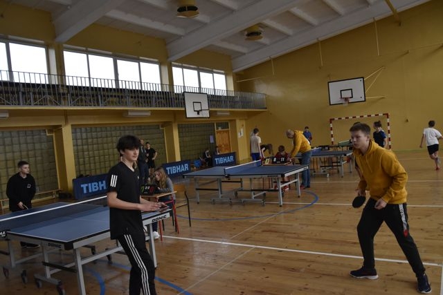 Uczestnicy podczas gry w tenisa stołowego.