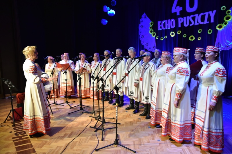 Zdjęcie zespołu na scenie.