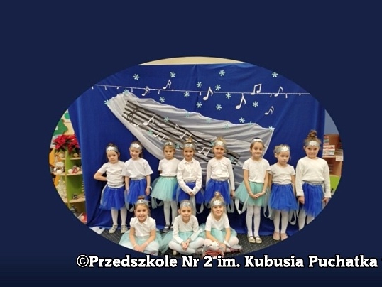 zdjęcie grupowe przedszkolaków w zimowej scenerii