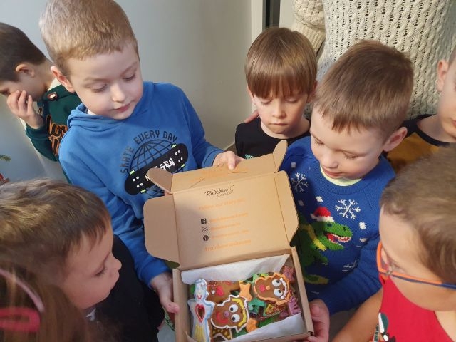 Dzieci prezentuuą pierniczki