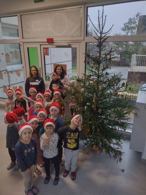 Dzieci ubierają choinkę