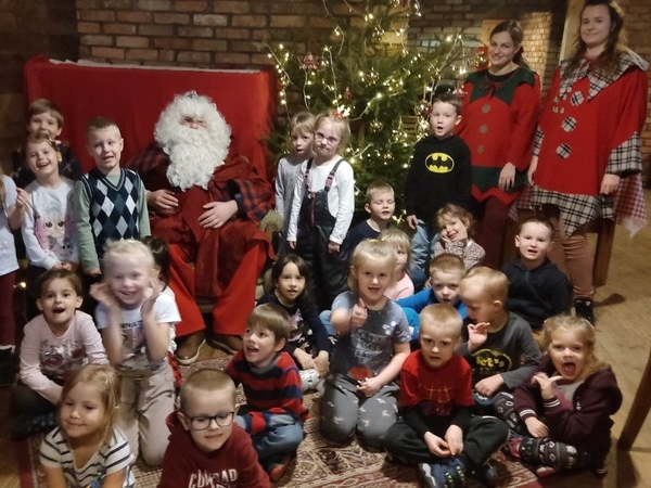 Dzieci pozują do zdjęcia ze Świętym Mikołajek