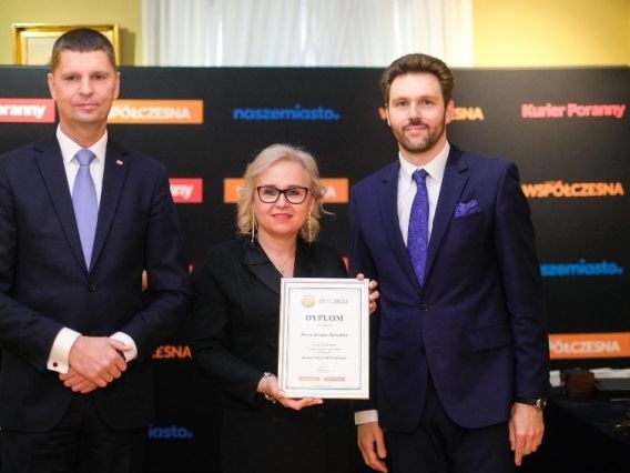 Zdjęcie przedstawia zdobywczynię I miejsca w Plebiscycie Edukacyjnym 2022 – Panią Dorotę Ewelinę Durzyńską z osobami towarzyszącymi.