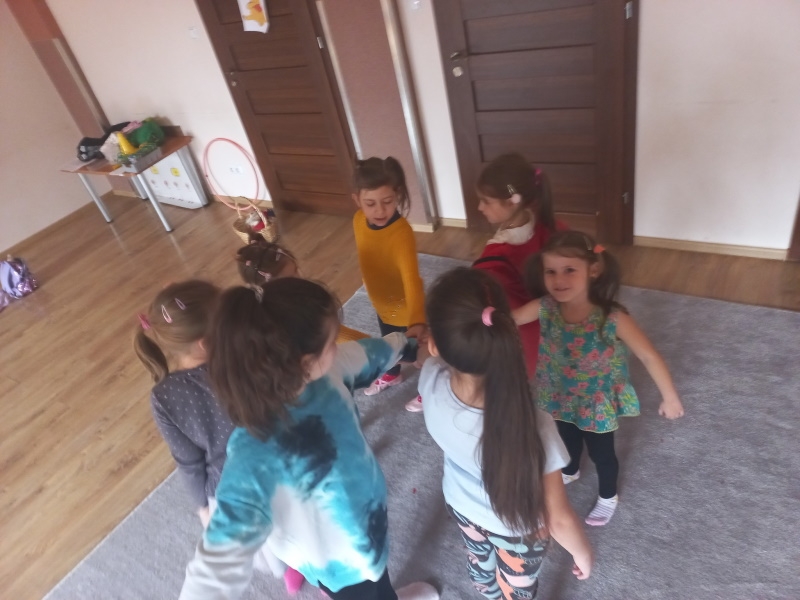 Dzieci bawiące się na dywanie.