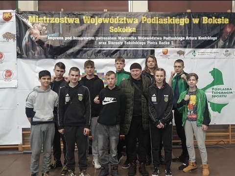 grupa młodzieży z trenerem
