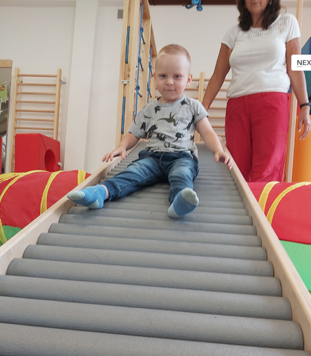 dziecko na rolowanej ślizgawce