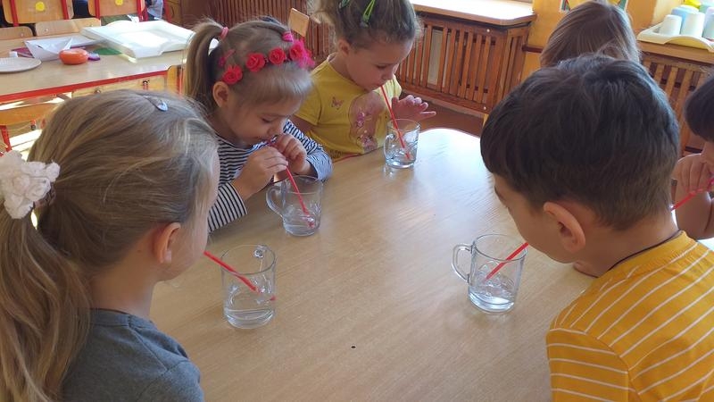 Dzieci wykonują ćwiczenia