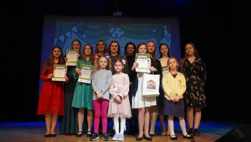 Uczestnicy przegladu z opiekunami