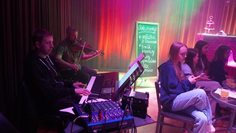 zespół instrumentalny na scenie