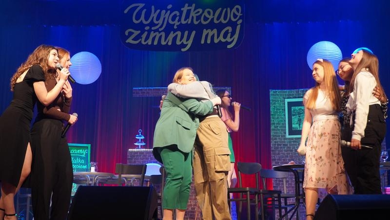 dziewczeta przytulają się do siebie.