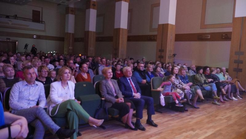 publiczność w sali widowiskowej domu kultury