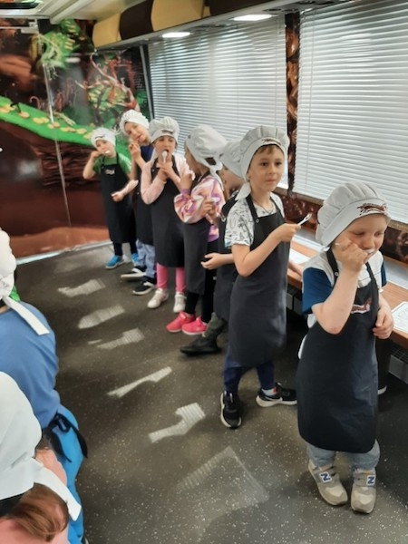 dzieci w autobusie podczas warsztatów