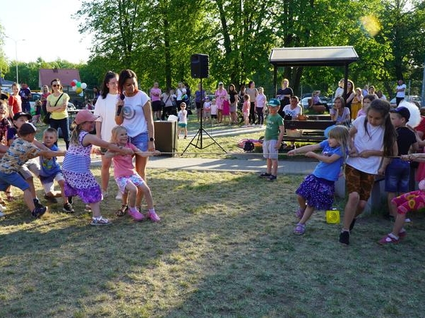 Dzieci uczestniczące w zabawach z okazji Dnia Dziecka