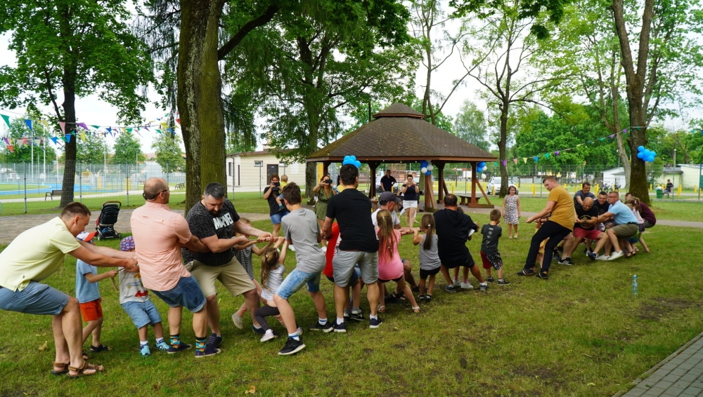 Zdjęcie przedstawia zawody w przeciąganiu liny.