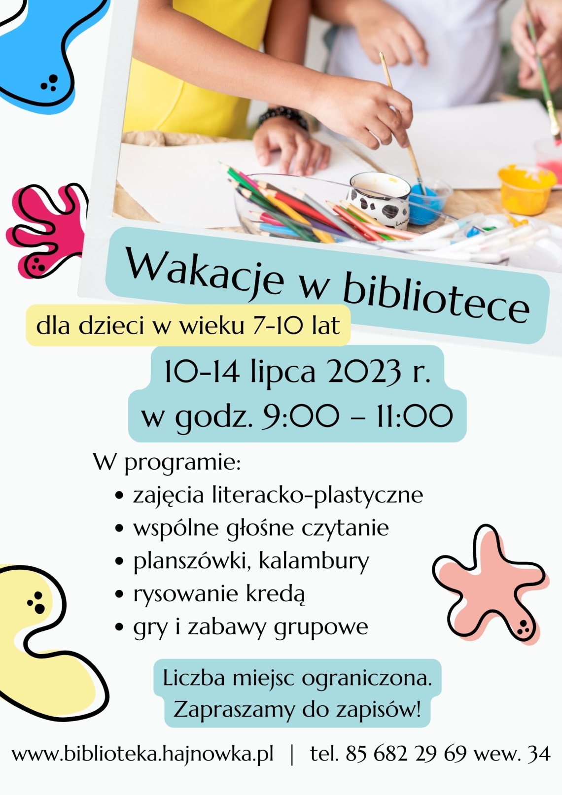 kolorowy plakat z informacjami o ofercie biblioteki na wakacje, u góry grafika przestawiające ręce dzieci podczas prac plastycznych