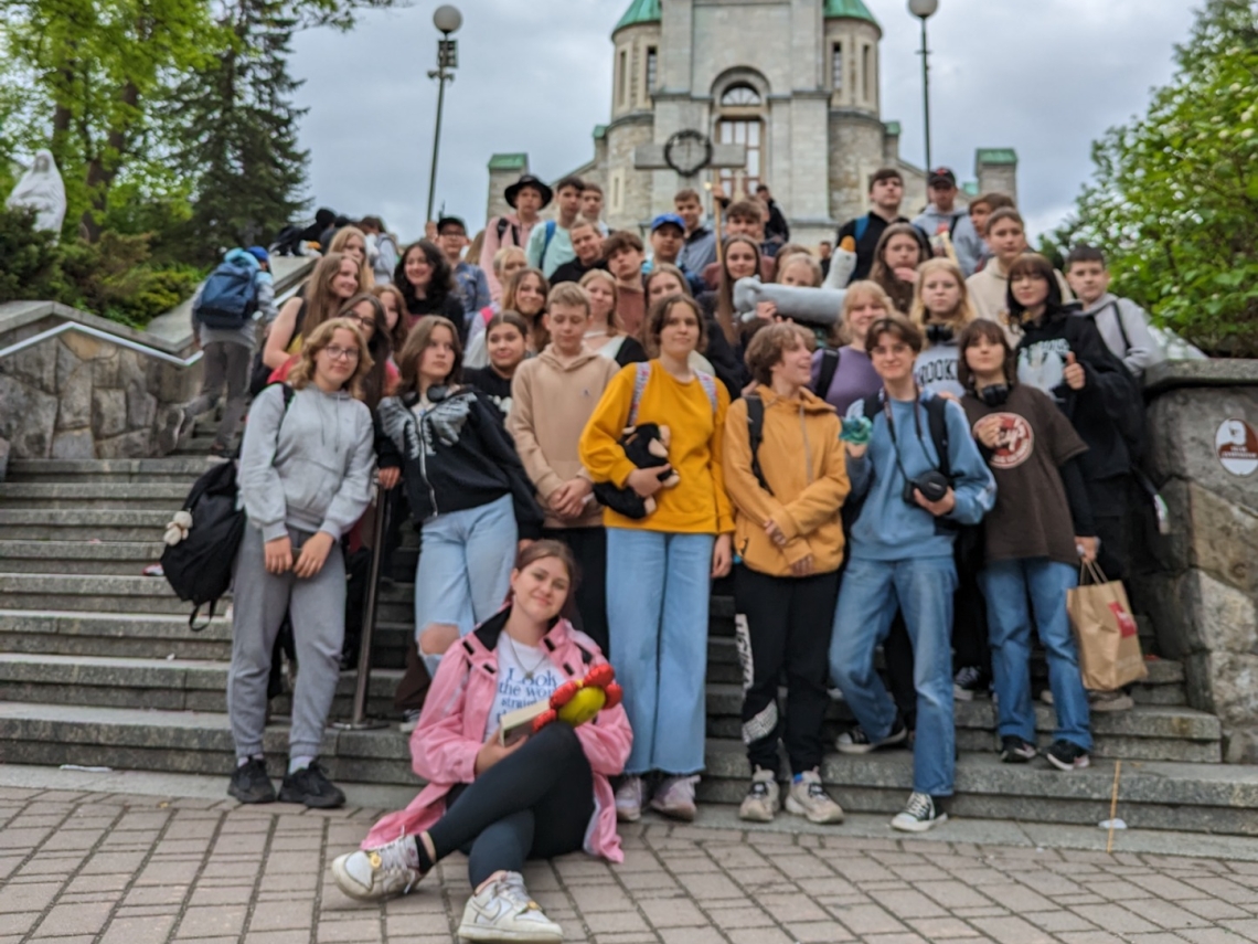 zdjęcie grupowe uczniówk na tle kościoła